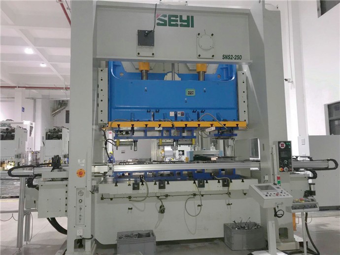 汽車(chē)零部件沖壓生產(chǎn)為什么要用沖床三次元機(jī)械手？